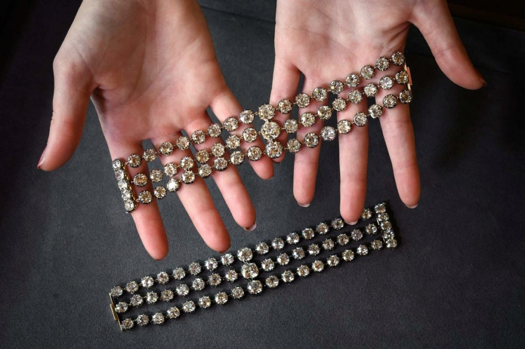 Bijoux de Marie-Antoinette : bracelets de diamants  F7d9ef10