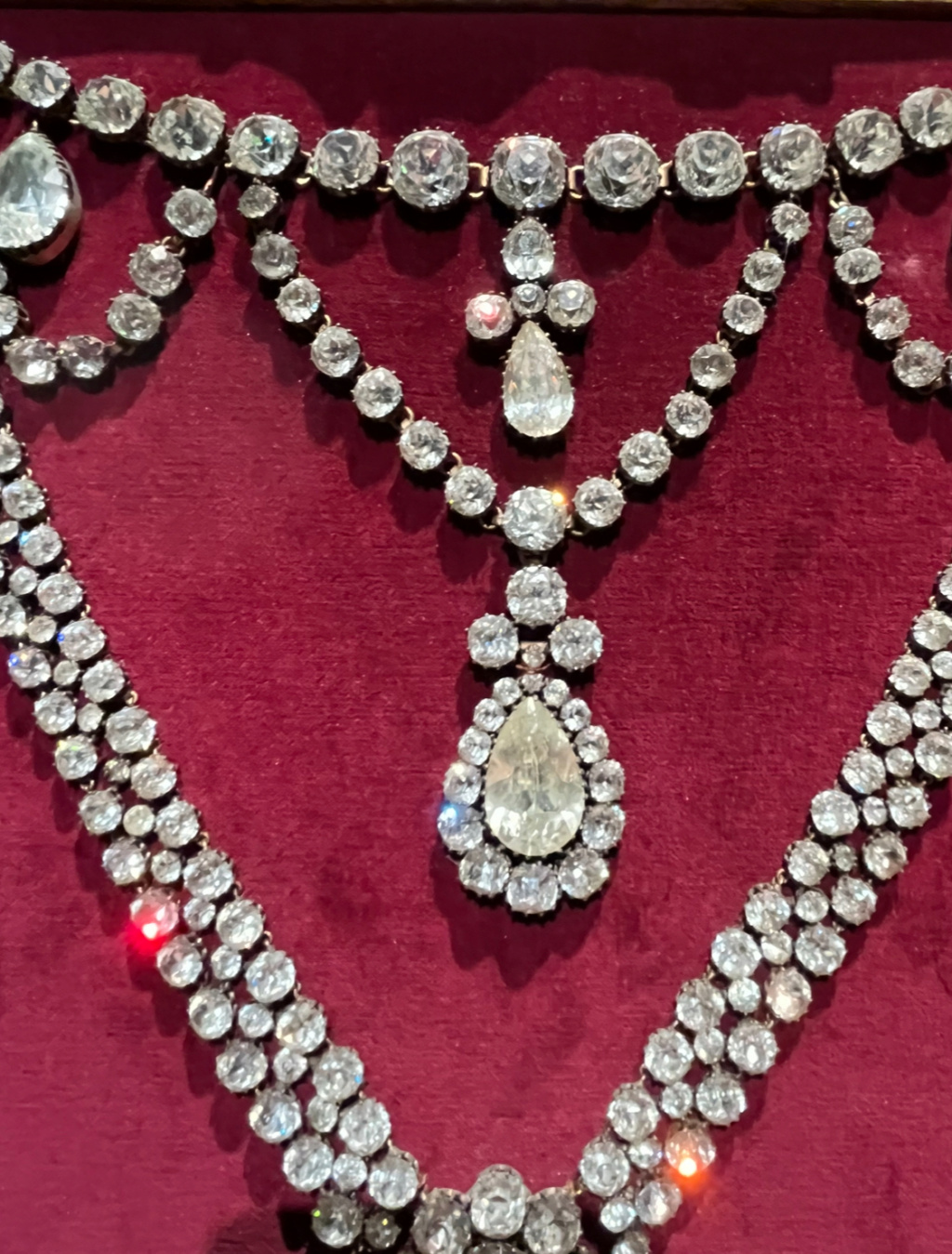 Le collier dit de la reine Marie-Antoinette (L'affaire du collier de la reine), et ses répliques - Page 2 Img_5413