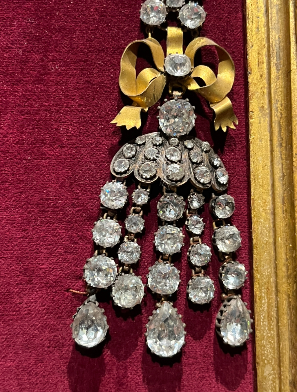 collier - Le collier dit de la reine Marie-Antoinette (L'affaire du collier de la reine), et ses répliques - Page 2 Img_5414