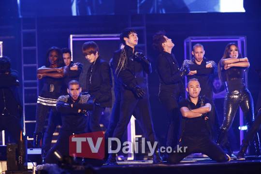 [NEWS] 291110 JYJ successfully completes two-day Seoul Concert 20101121