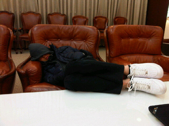 [NEWS] 301110 Jaejoong photographs sleeping Yoochun 20101125