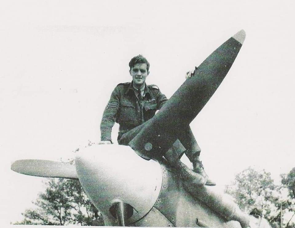 Un beau morceau de spitfire, john st denis, pilote de spitfire. Fb_img20