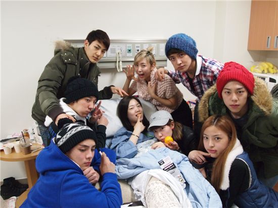 [NEWS] Co-ed faz uma rápida vizita à Hyoyoung no hospital 18/11/10 St_12910
