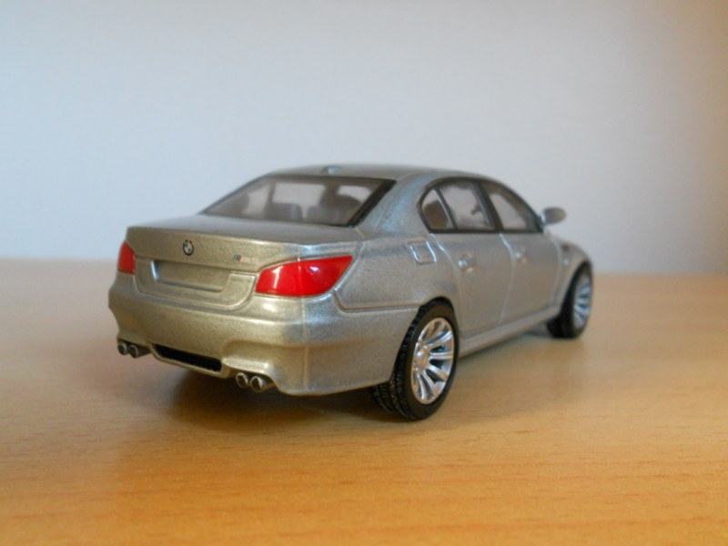 [1/43 de série]BMW Serie 5 M5 Dscn3822