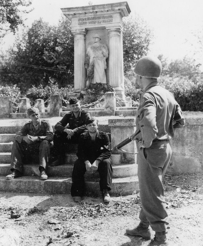 Soldats prisonniers de l'ennemi - Page 3 16136