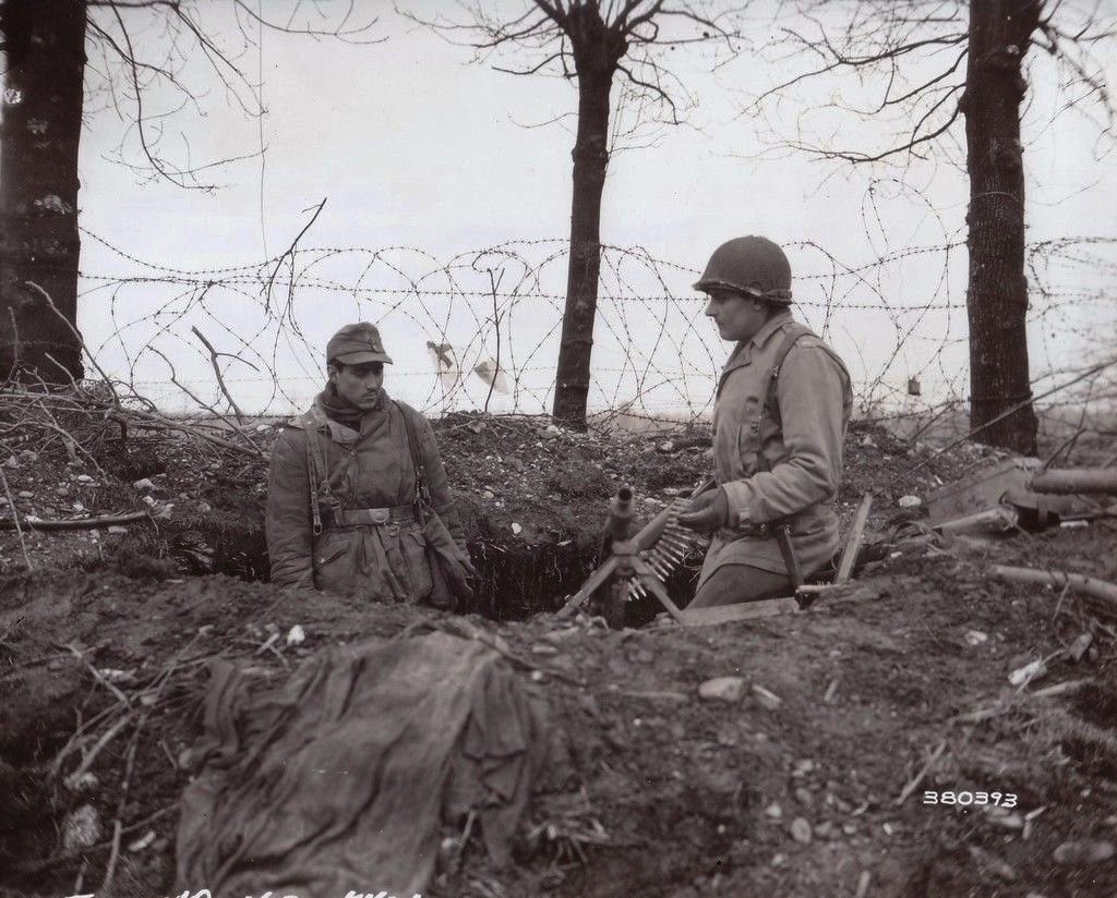 Soldats prisonniers de l'ennemi - Page 4 19032