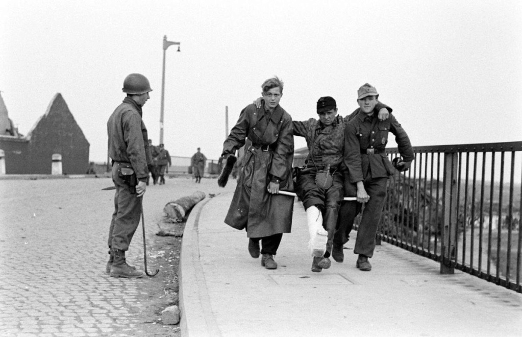 Soldats prisonniers de l'ennemi - Page 4 20235