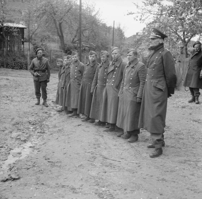 Soldats prisonniers de l'ennemi - Page 5 28028