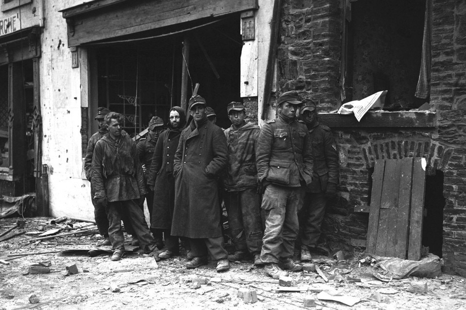 Soldats prisonniers de l'ennemi - Page 2 7447