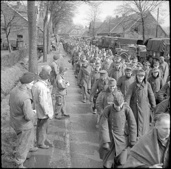 Soldats prisonniers de l'ennemi - Page 3 8345