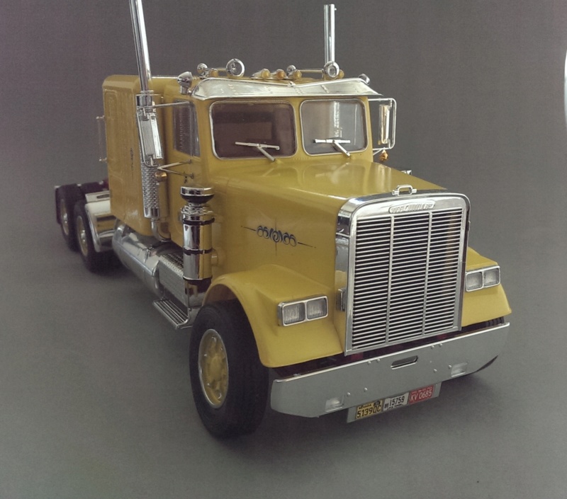 Freightliner Conventional / Revell, 1:25 Imag4520
