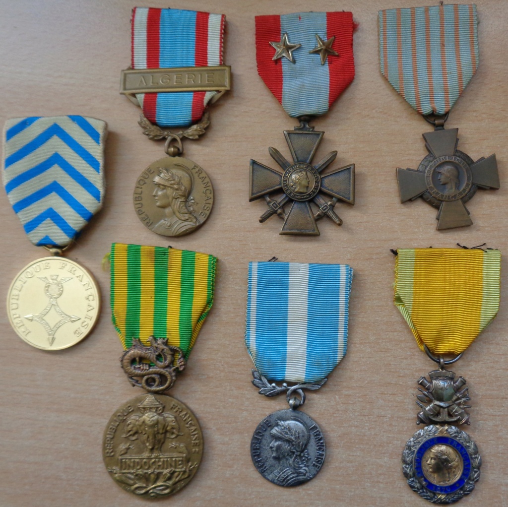 identication de diverses médailles et pins  Dsc03652