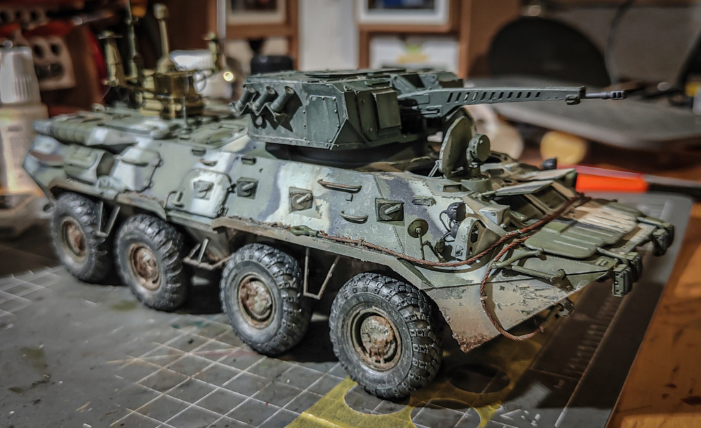 BTR80 trumpter 1/35 dans diorama avec KAMAZ VDV 1/35 Meng 16856010