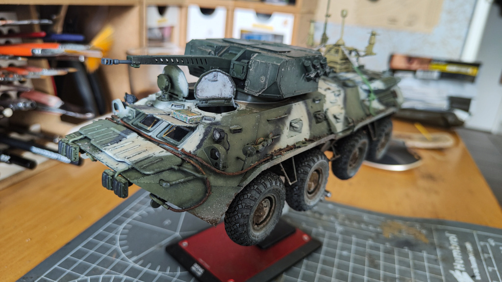 BTR80 trumpter 1/35 dans diorama avec KAMAZ VDV 1/35 Meng 16860410