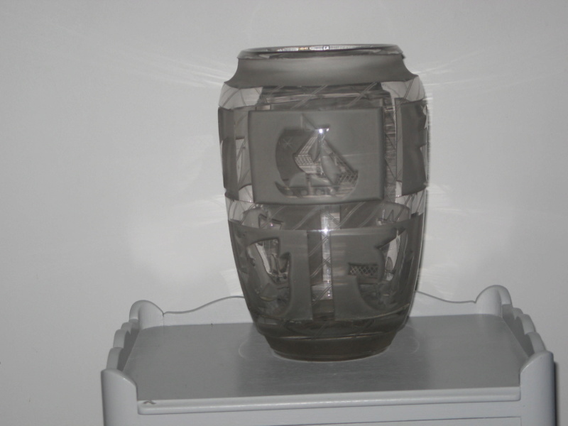 Vase en cristal taillé épais, décor de voiliers différents - années 1950. Img_0917
