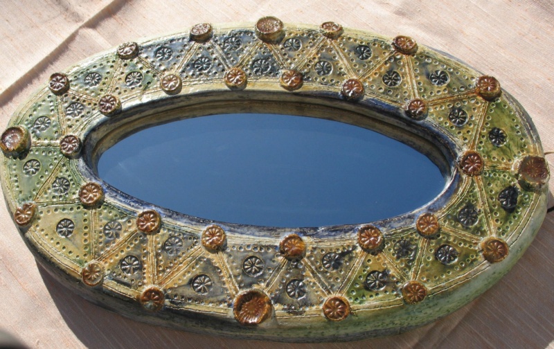 Miroir ovale en terre (grès ?) chamotté, décor estampé et incisé (?) Img_2012