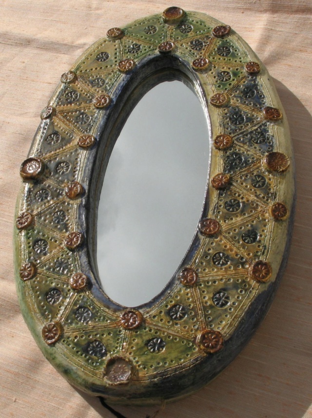 Miroir ovale en terre (grès ?) chamotté, décor estampé et incisé (?) Img_2013