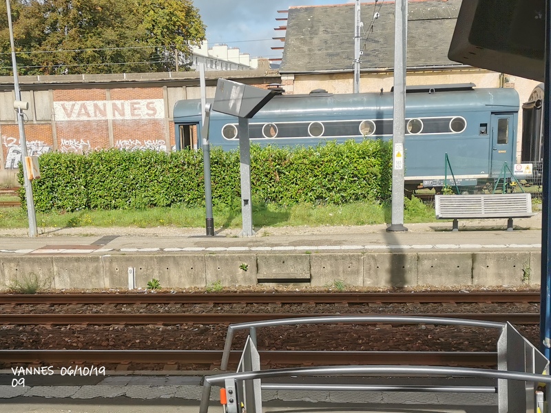 Le train croisière de l'AA06/10/19ARV en gare de Vannes le 06/10/19 Img_2280