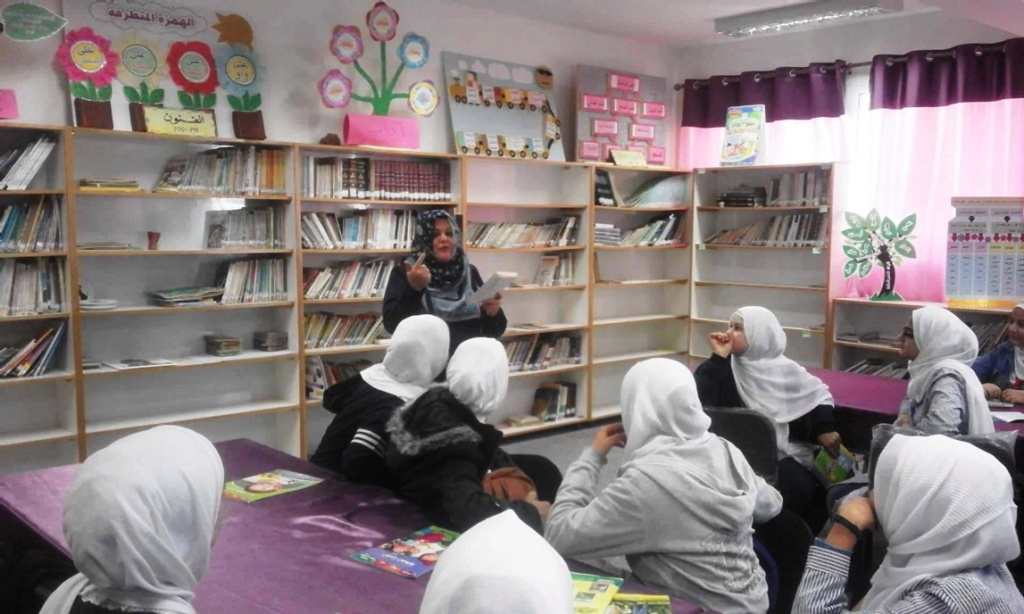 طاقم المكتبة العامة  لبلدية خانيونس ينفذ سلسلة توعوية لطالبات المدارس 46779810
