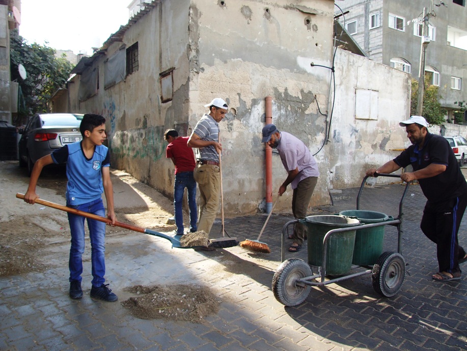 انطلاق  فعاليات يوم تطوعي لتنظيف شوارع منطقة الحاووز بمخيم خان يونس Dscf2612