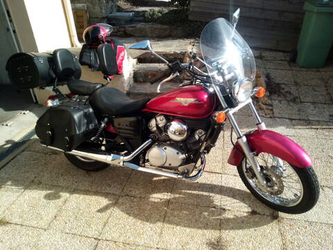 Vend Honda Shadow 125 rouge + sacoches, topcase, 2 dossiers, pare-brise