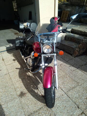 Vend Honda Shadow 125 rouge + sacoches, topcase, 2 dossiers, pare-brise