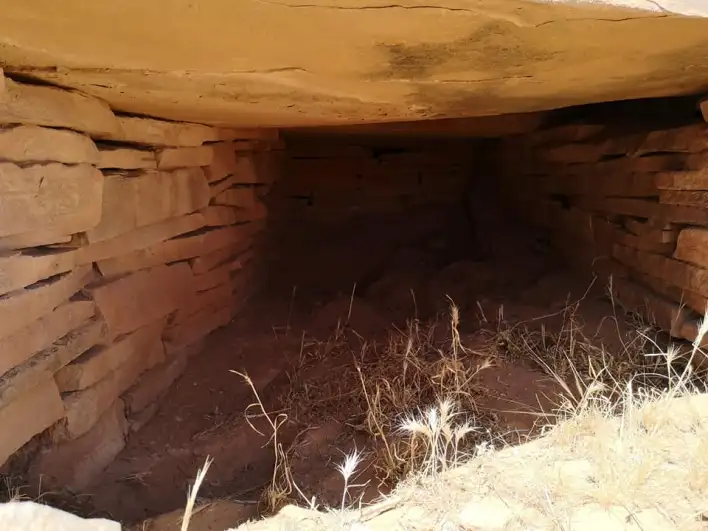 القبور الجنائزية بجبل تالبونة ولاية النعامة هل هي محاولات بدائية لبناء الأهرام ؟ 1---20