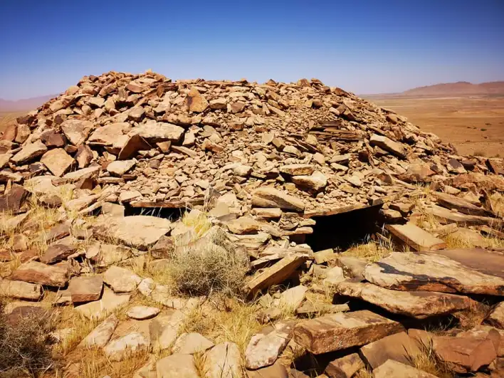 القبور الجنائزية بجبل تالبونة ولاية النعامة هل هي محاولات بدائية لبناء الأهرام ؟ 1---21