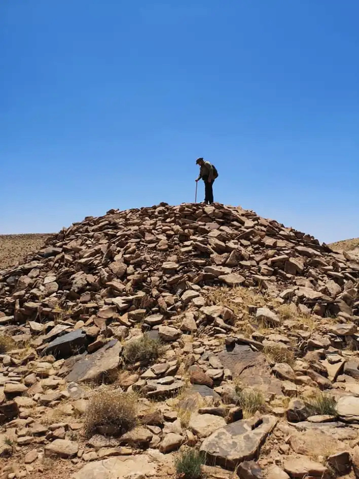 ?Les tombes funéraires de Jabal Talbouna, dans l'État de Naama, sont-elles des tentatives primitives de construction de pyramides  1--26