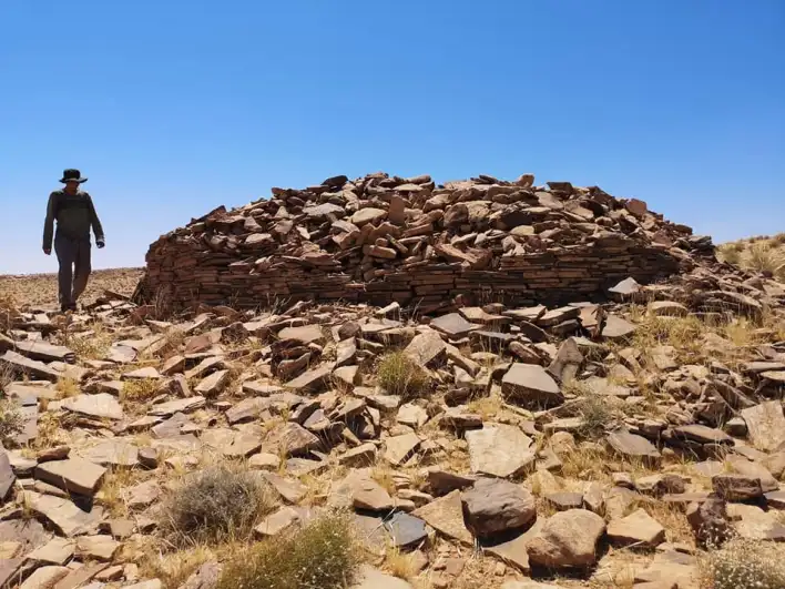 القبور الجنائزية بجبل تالبونة ولاية النعامة هل هي محاولات بدائية لبناء الأهرام ؟ 1-127