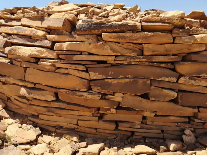 القبور الجنائزية بجبل تالبونة ولاية النعامة هل هي محاولات بدائية لبناء الأهرام ؟ 1-128