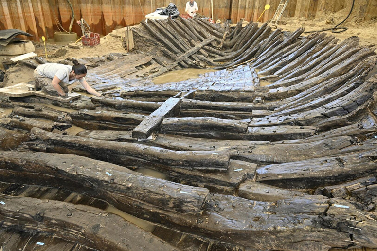 علماء الآثار يسعون لإنقاذ حطام سفينة عمره 1300 عام 1-134
