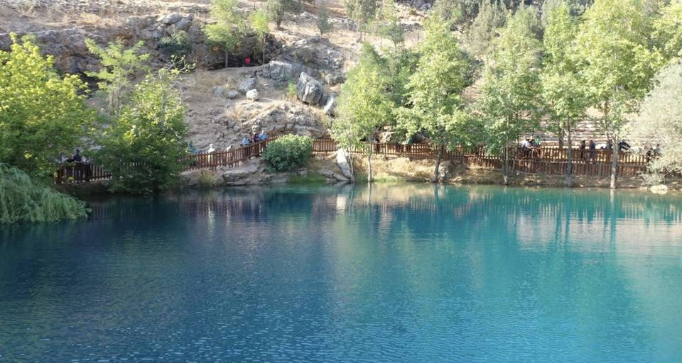 بحيرة غامضة في “قهرمان مرعش” التركية تجذب آلاف السياح 1-15