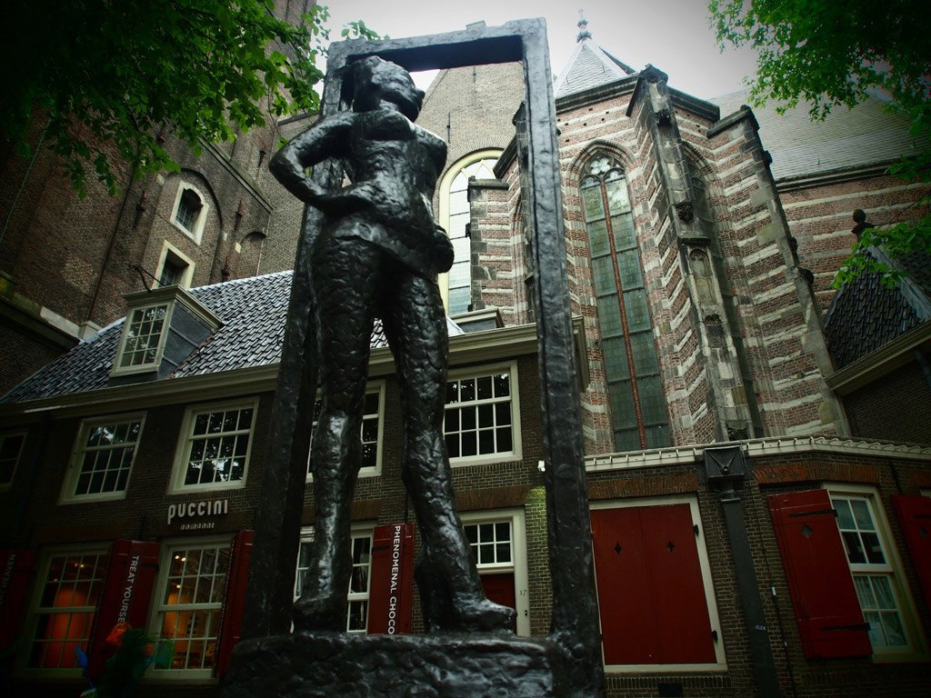 تعرف على التمثال المخصص لتكريم بائعات الهوى في أمستردام 1-19