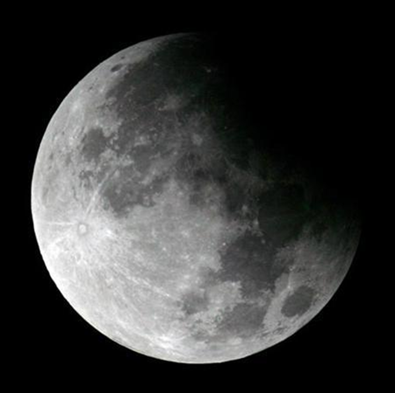 علماء يقترحون نظرية جديدة مفاجئة لكيفية نشوء القمر 1-32