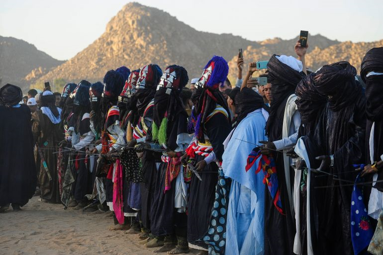 Avec des danses traditionnelles, les Touareg célèbrent la fête "Sabiba" dans le désert d'Algérie 1-754