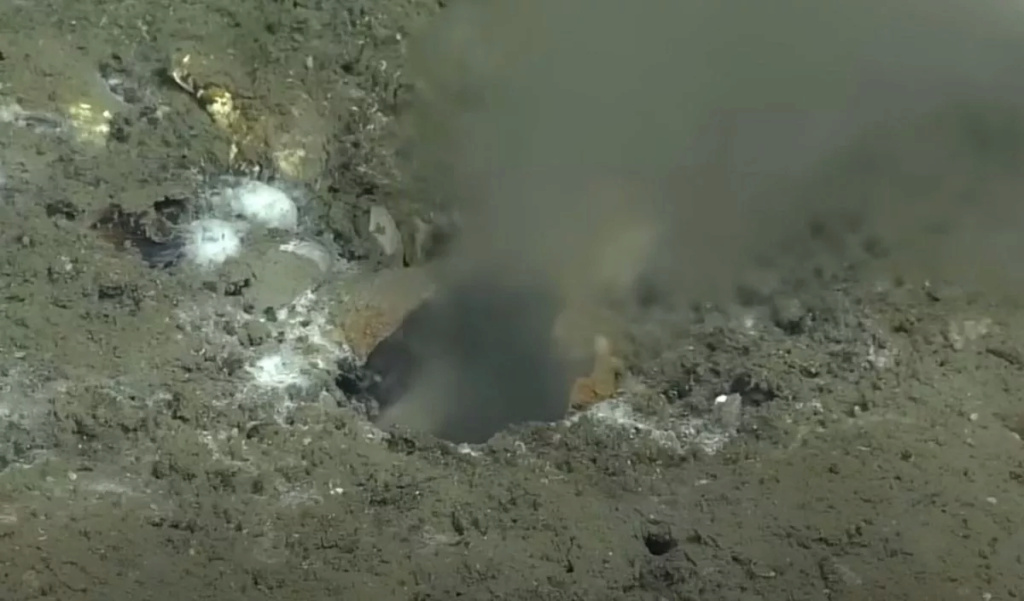 اكتشاف أضخم حفرة في العالم بقاع المحيط 1-814