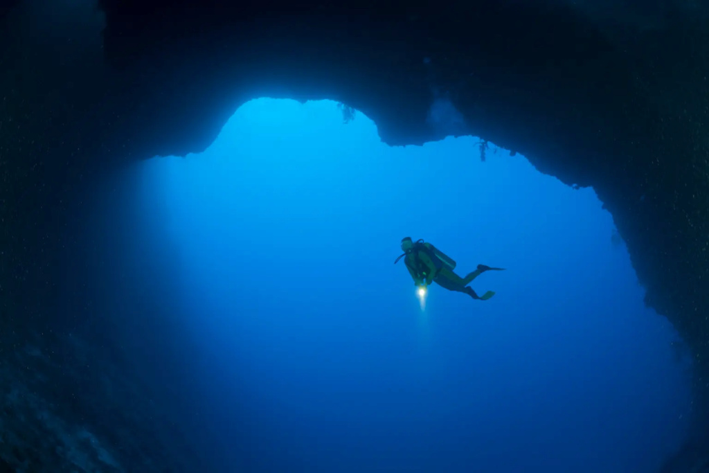 اكتشاف أضخم حفرة في العالم بقاع المحيط 1-815