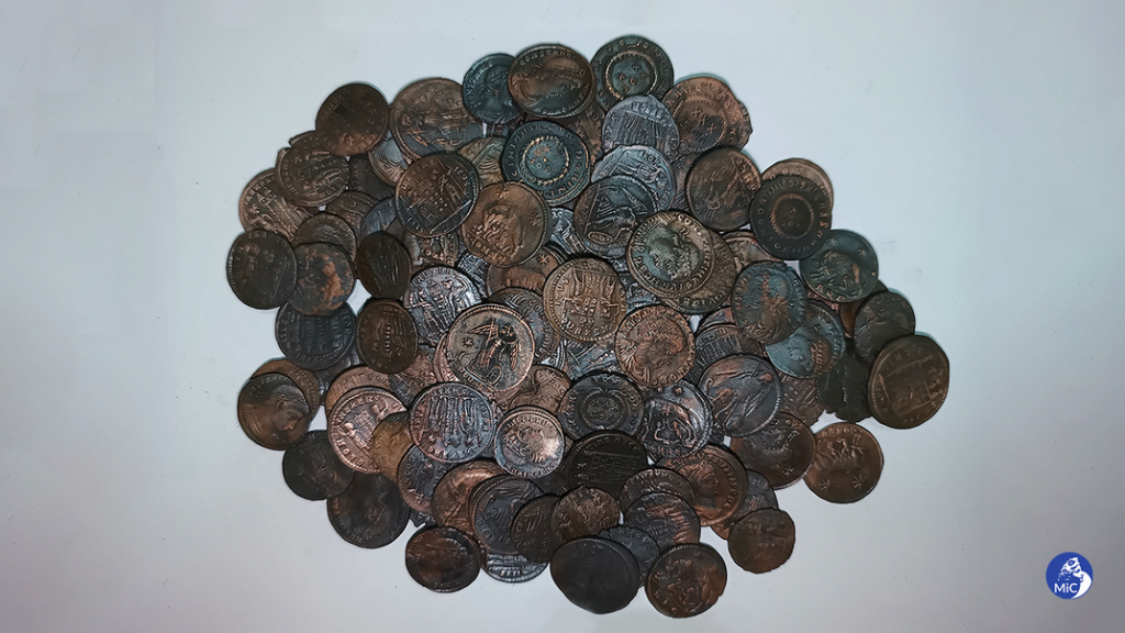 اكتشف الغواصون عشرات الآلاف من العملات القديمة قبالة سواحل إيطاليا 1-909