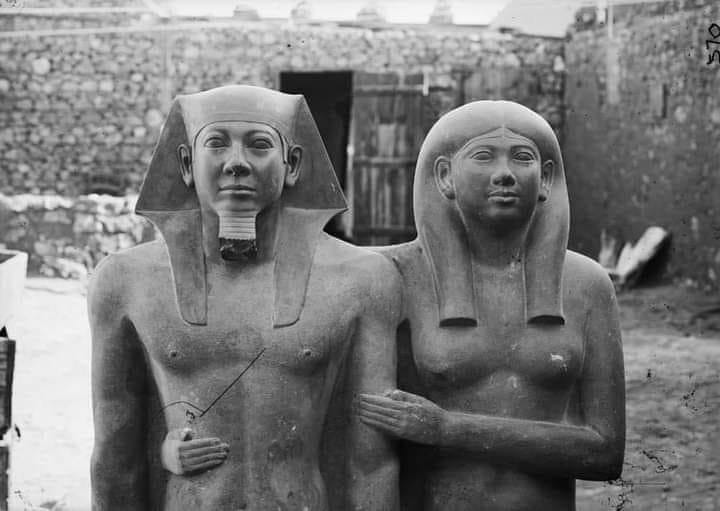تمثال مزدوج للملك منكاورع وزوجته خعمررنبتى الثانيه 1-957