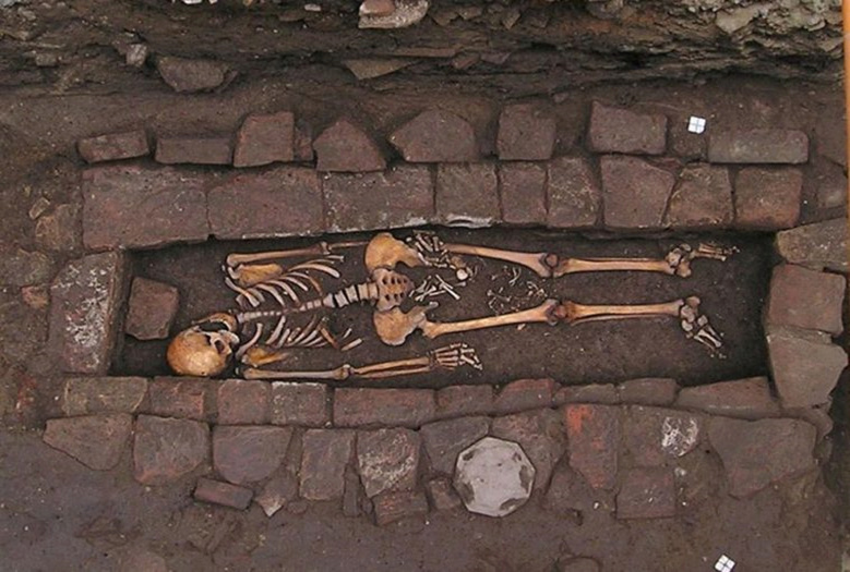 منذ أكثر من 1000 عام ، ولدت هذه المرأة في قبرها 1372