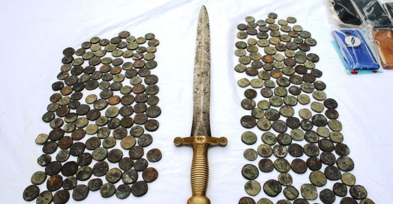 استعادة 293 قطعة نقدية وسيف أثري نادر من العصر النوميدي إثر القبض على مهربين في الجزائر. 1405