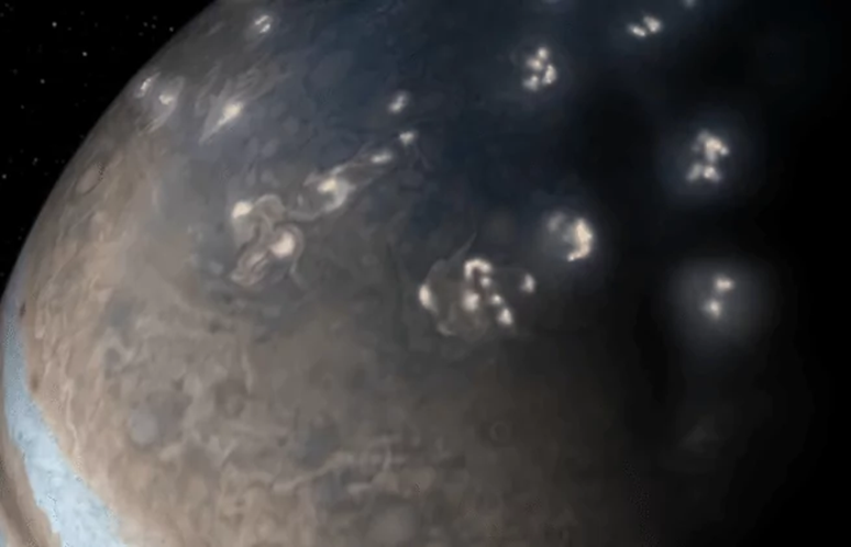 Les ouragans autour des pôles de Jupiter continuent d'étonner les scientifiques avec leurs formes étranges 1474