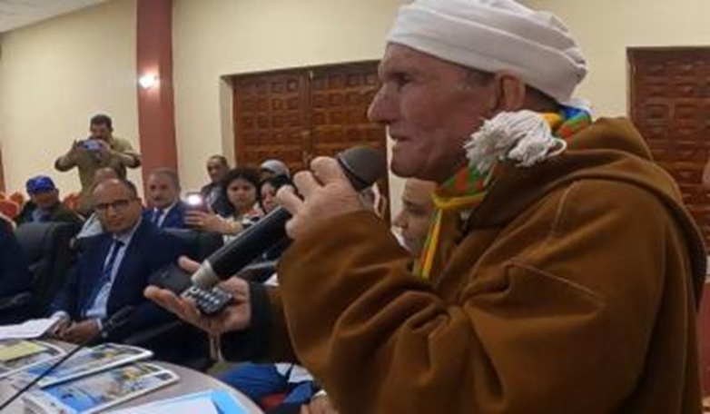 La poète Lousseioure parle de la résistance contre les colonialistes français en marge du Forum National des Amazighs du Maroc 1989