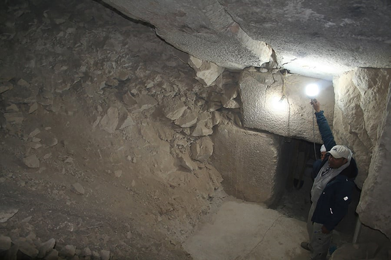 اكتشاف 8 غرف غامضة داخل هرم ساحورا عمرها 4400 عام 1990