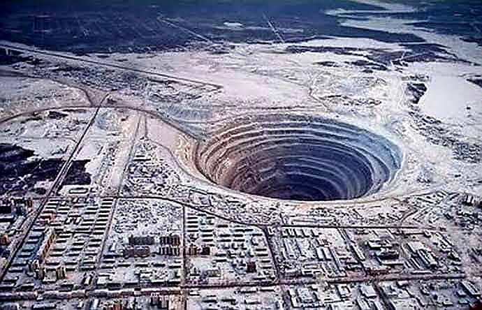 أكبر حفرة صنعها الإنسان علي كوكب الأرض في التاريخ 658
