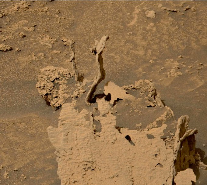 "Ça ressemble à la baguette d'un magicien" Une sonde de la NASA découvre des structures tordues sur Mars 678