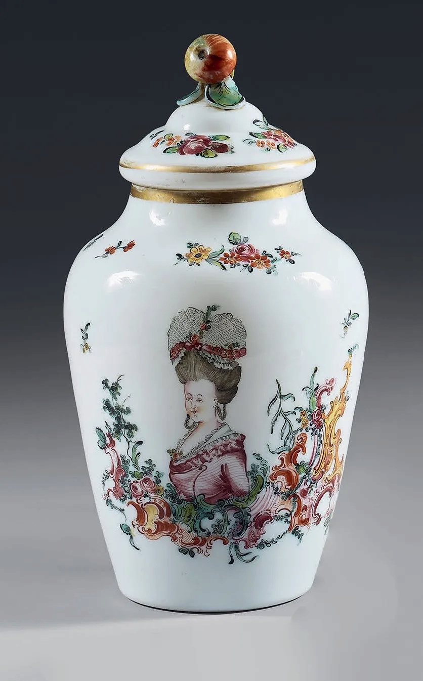 Est-ce Marie-Antoinette sur ce vase ? Tzolzo11