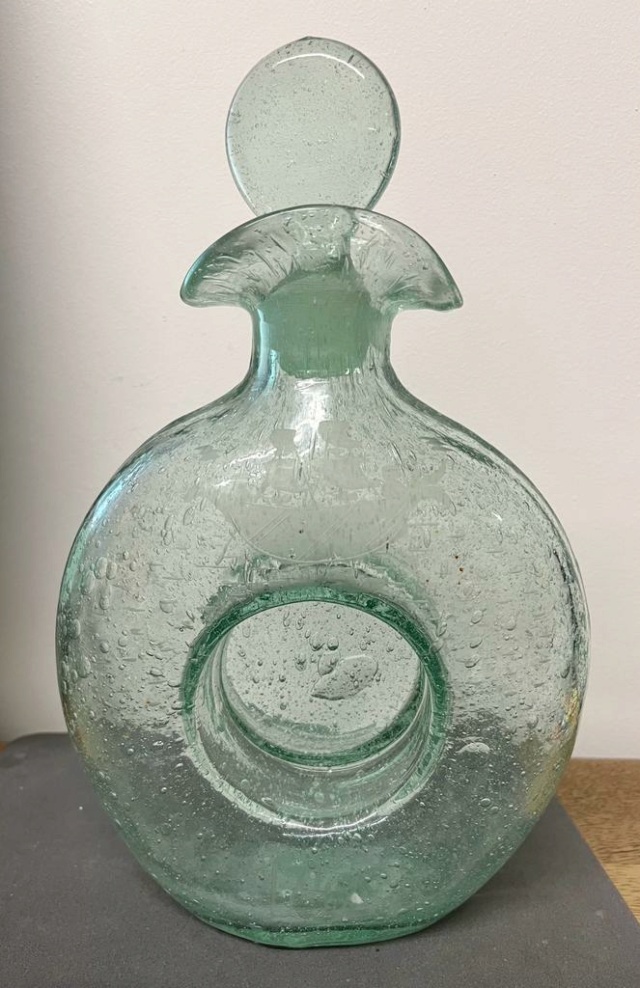 Is this carafe faking how old it is? Thumbn10
