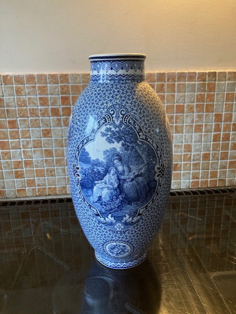 please can someone identify this transfer printed blue and white vase  Vase_110